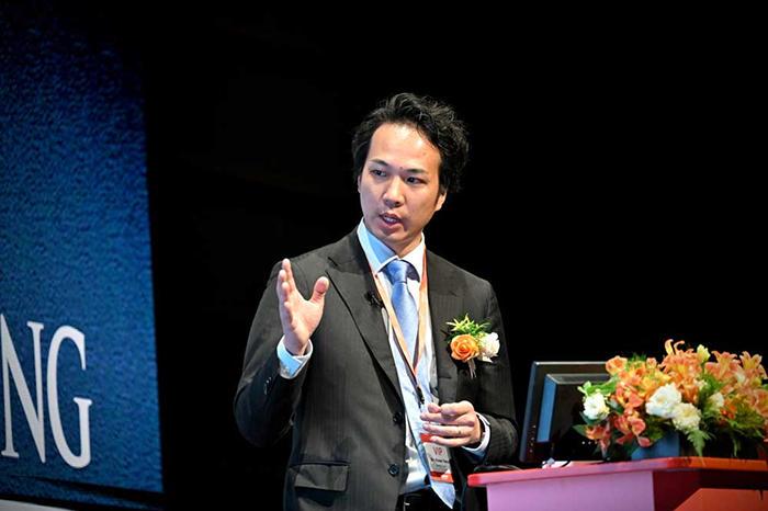 LOTUS DENTAL CLINIC 東京 理事長 矢野 孝星 スピーチの様子