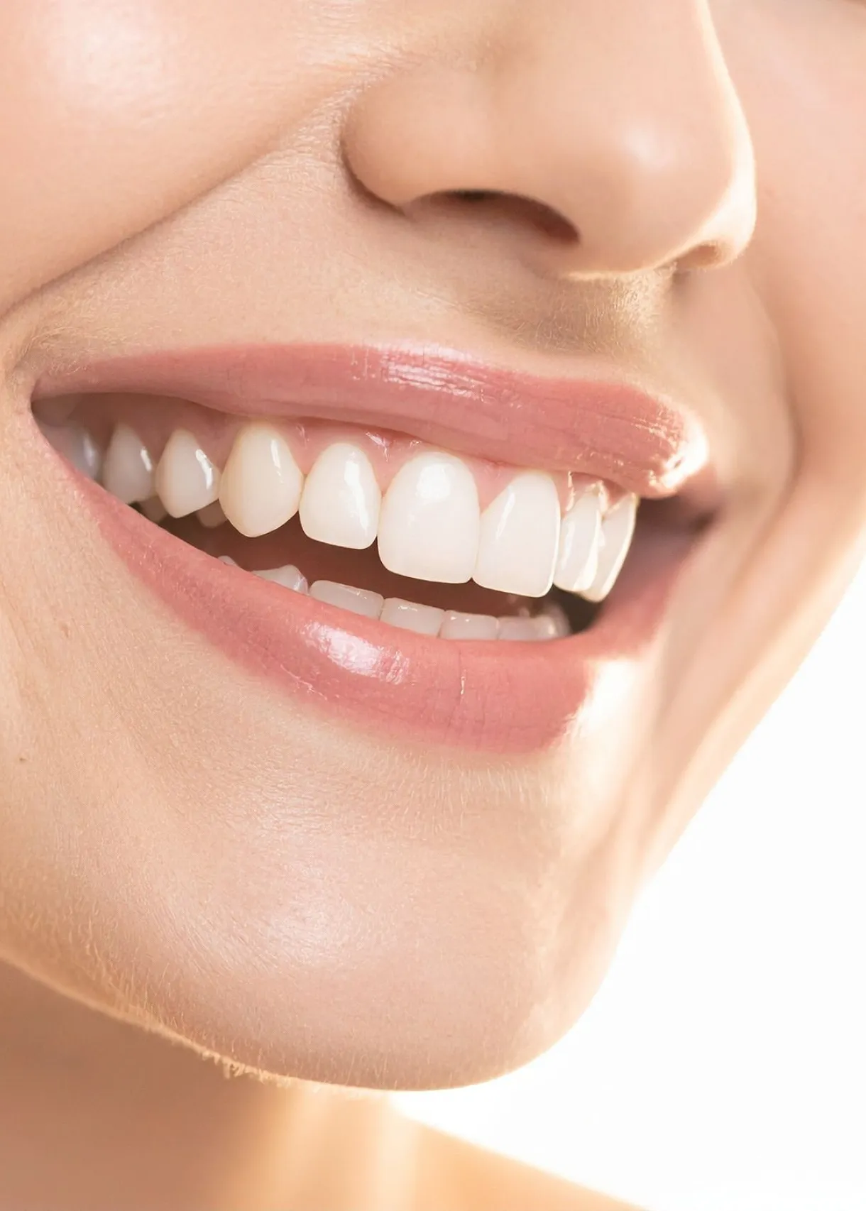 自然で美しく、機能的な口元を実現する 審美歯科セラミック治療
