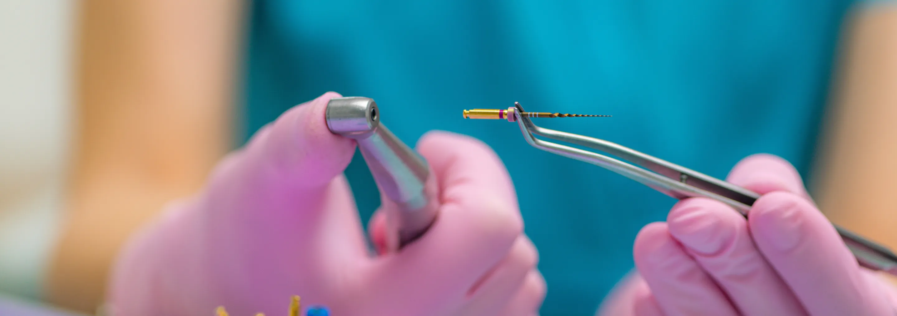 成功率を左右するのは、ミクロン単位の感染源を見逃さない「眼」です。